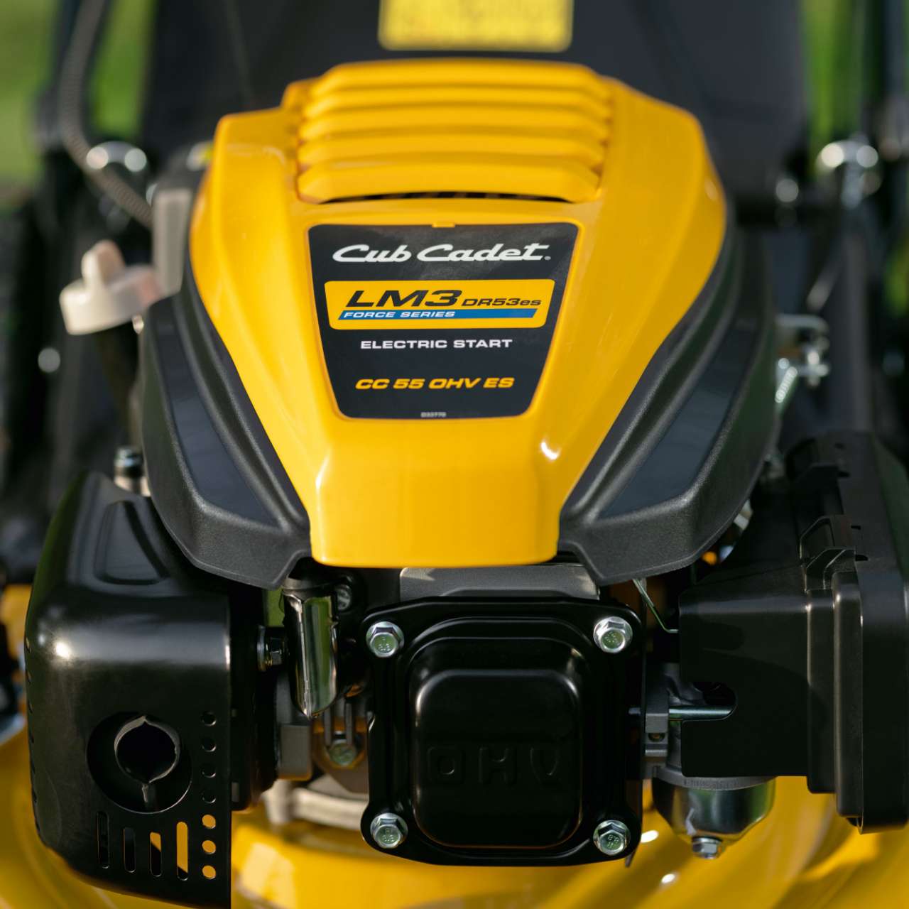 Nahaufnahme des Cub Cadet Motors in Gelb-Schwarz – kräftiges Design und technische Details im Fokus.