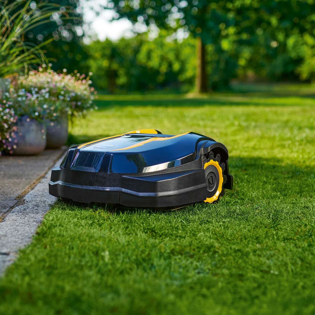 Mähroboter von Cub Cadet fährt autonom über einen Gartenrasen – präzise Randbearbeitung.